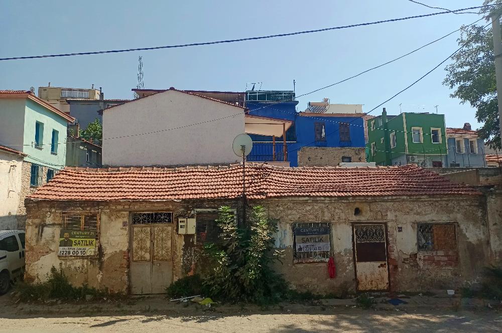 Ayvalık Hamdibeyde cadde üstü 105m² Arsa + 2 Ev