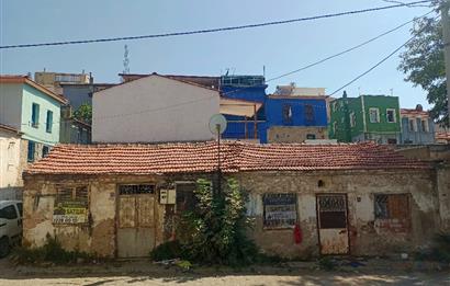 Ayvalık Hamdibeyde cadde üstü 105m² Arsa + 2 Ev