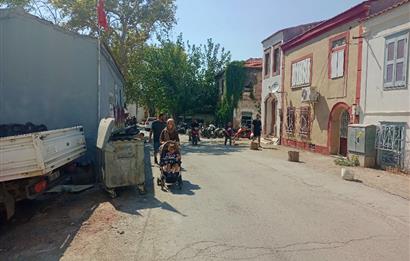 Ayvalık Hamdibeyde cadde üstü 105m² Arsa + 2 Ev