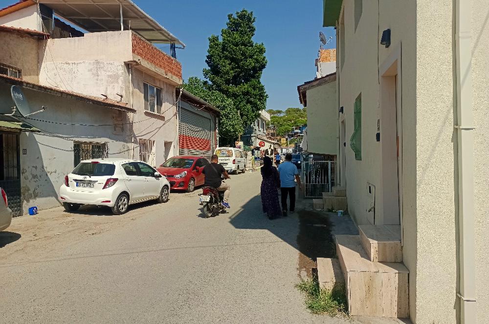 Ayvalık Hamdibeyde cadde üstü 105m² Arsa + 2 Ev