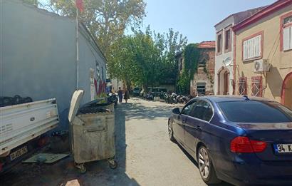 Ayvalık Hamdibeyde cadde üstü 105m² Arsa + 2 Ev