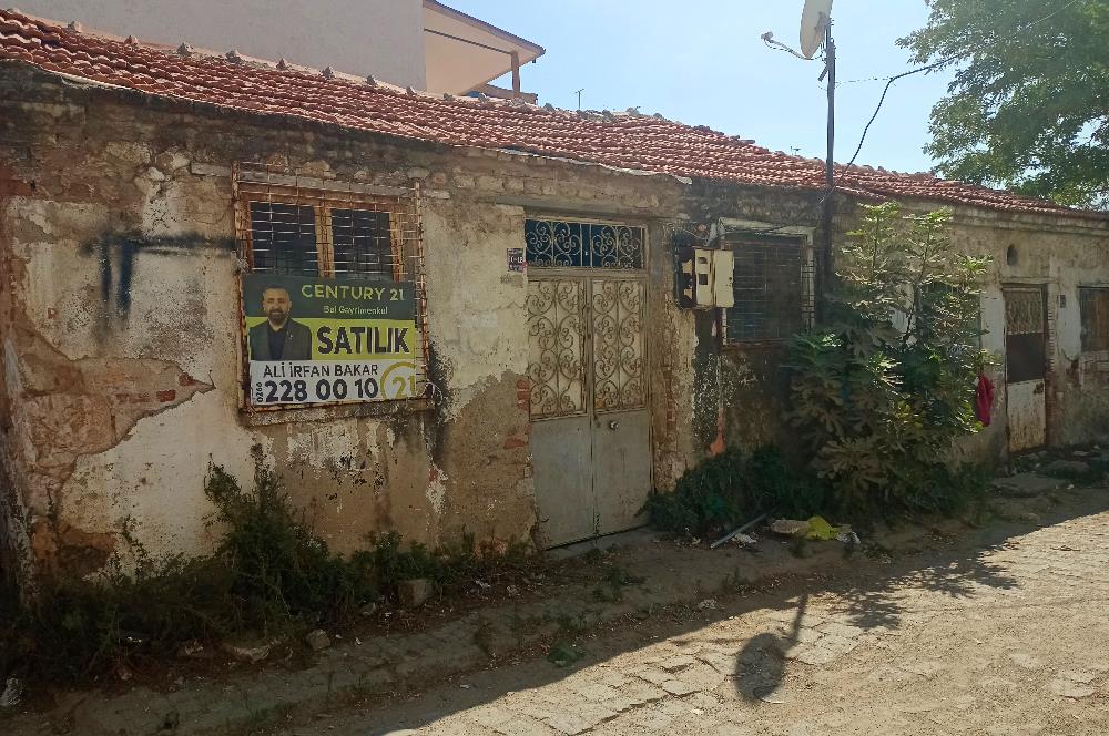 Ayvalık Hamdibeyde cadde üstü 105m² Arsa + 2 Ev
