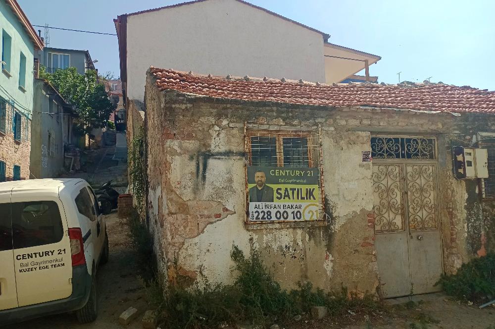 Ayvalık Hamdibeyde cadde üstü 105m² Arsa + 2 Ev