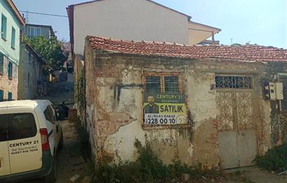 Ayvalık Hamdibeyde cadde üstü 105m² Arsa + 2 Ev
