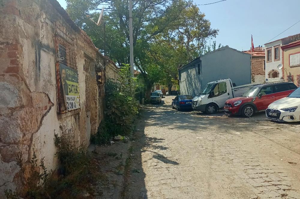 Ayvalık Hamdibeyde cadde üstü 105m² Arsa + 2 Ev