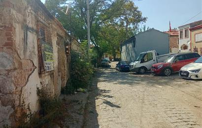 Ayvalık Hamdibeyde cadde üstü 105m² Arsa + 2 Ev