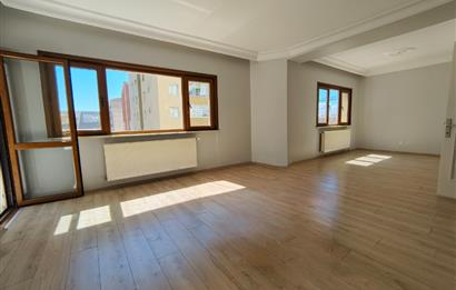 İçerenköy en nezih yerinde site içi yenilenmiş satılık 3+1 daire