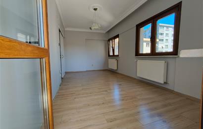 İçerenköy en nezih yerinde site içi yenilenmiş satılık 3+1 daire