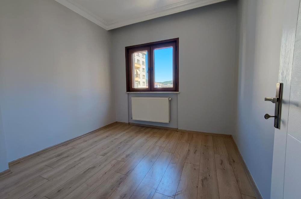 İçerenköy en nezih yerinde site içi yenilenmiş satılık 3+1 daire