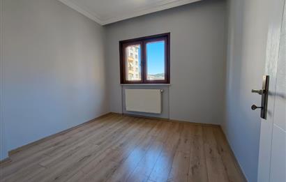 İçerenköy en nezih yerinde site içi yenilenmiş satılık 3+1 daire