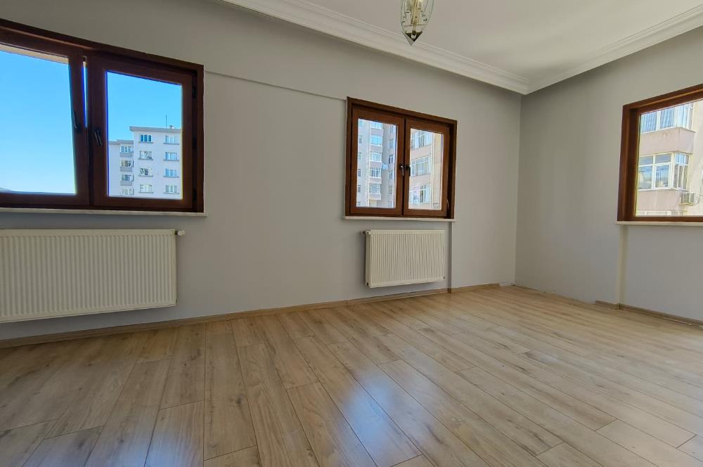 İçerenköy en nezih yerinde site içi yenilenmiş satılık 3+1 daire