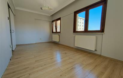 İçerenköy en nezih yerinde site içi yenilenmiş satılık 3+1 daire