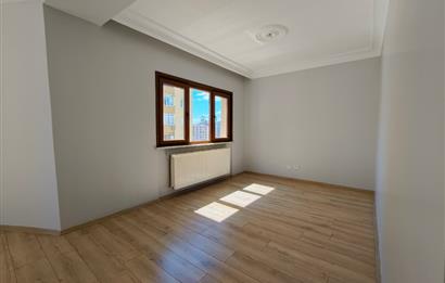 İçerenköy en nezih yerinde site içi yenilenmiş satılık 3+1 daire