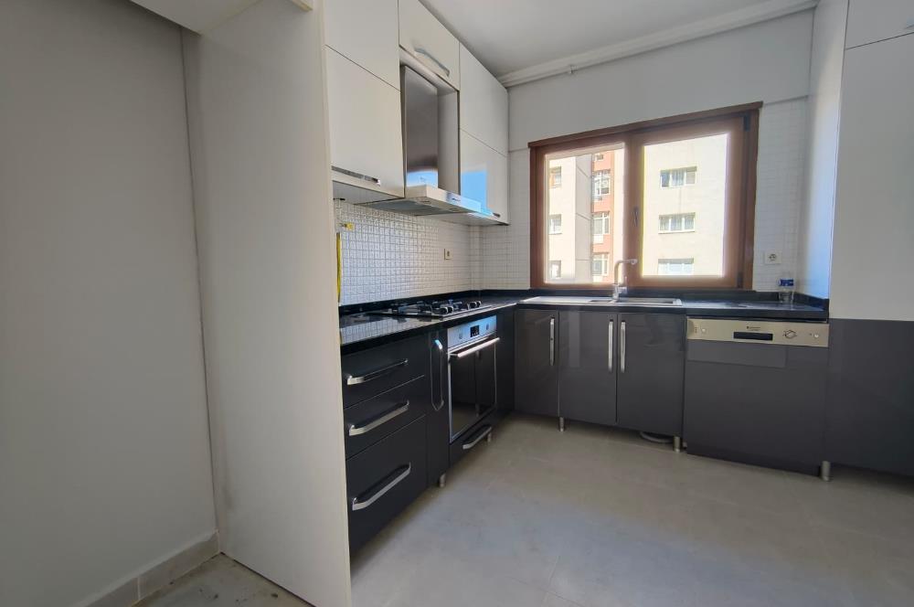 İçerenköy en nezih yerinde site içi yenilenmiş satılık 3+1 daire