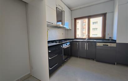 İçerenköy en nezih yerinde site içi yenilenmiş satılık 3+1 daire