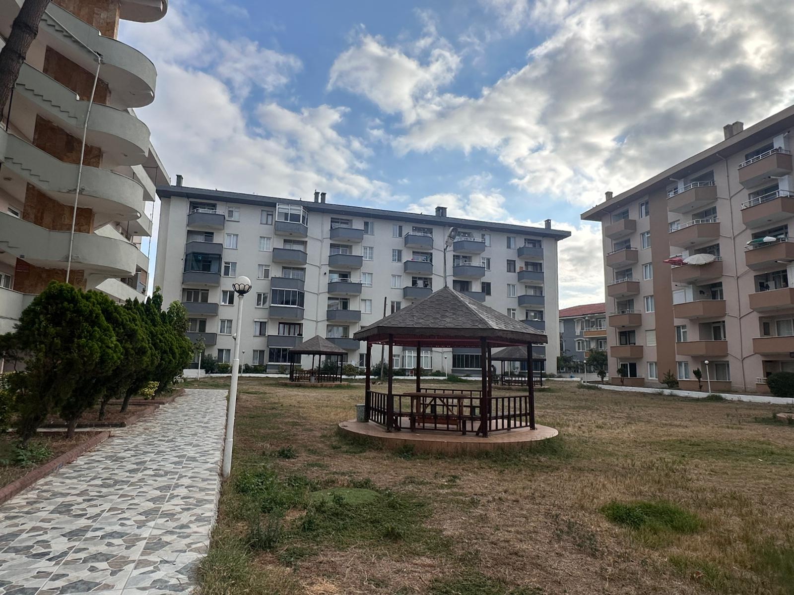 C21 ROOF'dan EKŞİOĞLU TATİL SİTESİNDE KUMSALA SIFIR 2+1 SATILIK