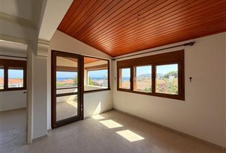 Datça Merkez'de Satılık Deniz Manzaralı Plaja 160m Bahçeli 1+1