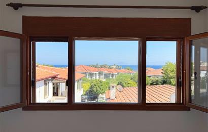 Datça Merkez'de Satılık Deniz Manzaralı Plaja 160m Bahçeli 1+1