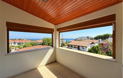 Datça Merkez'de Satılık Deniz Manzaralı Plaja 160m Bahçeli 1+1