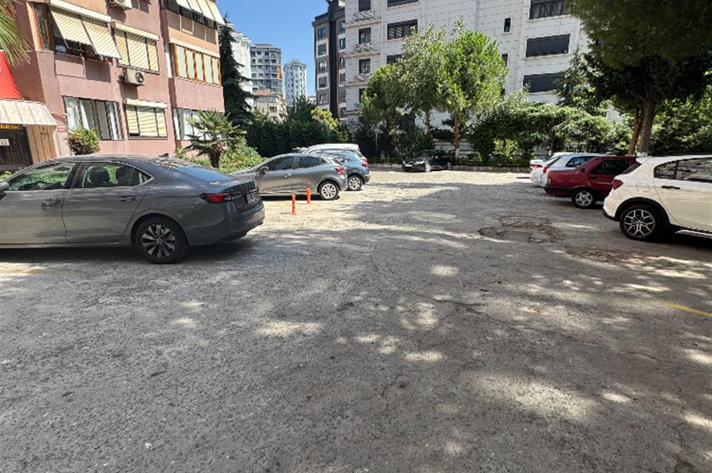 BOSTANCI,ALİ NİHAT TARLAN CAD. GENİŞ ARSAYA SAHİP BİNADA SATILIK