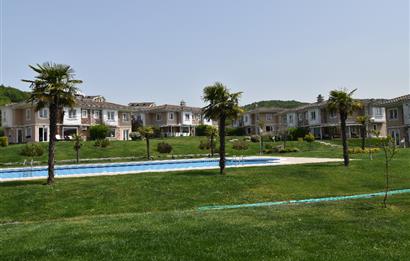 Zekeriyaköy de özel mimari dekorasyonlu satılık 5+1 eşyalı villa