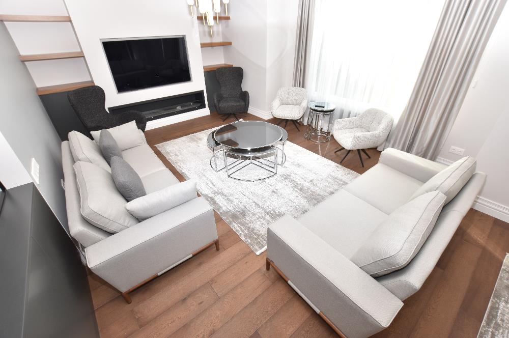 Zekeriyaköy de özel mimari dekorasyonlu satılık 5+1 eşyalı villa