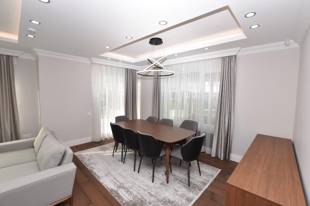 Zekeriyaköy de özel mimari dekorasyonlu satılık 5+1 eşyalı villa