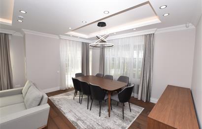 Zekeriyaköy de özel mimari dekorasyonlu satılık 5+1 eşyalı villa