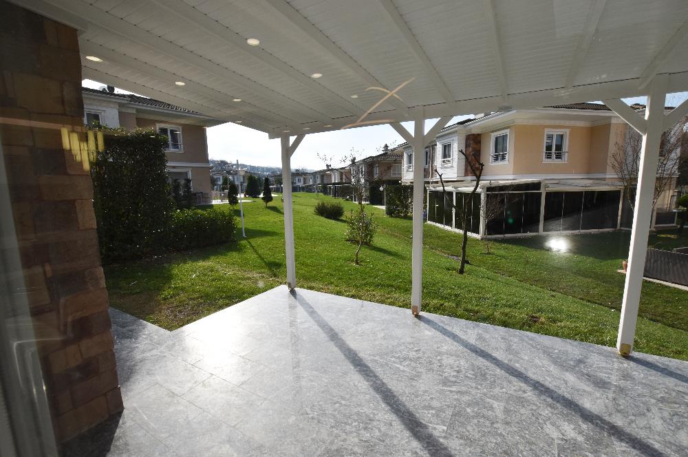 Zekeriyaköy de özel mimari dekorasyonlu satılık 5+1 eşyalı villa