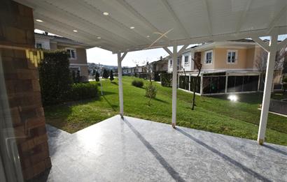 Zekeriyaköy de özel mimari dekorasyonlu satılık 5+1 eşyalı villa