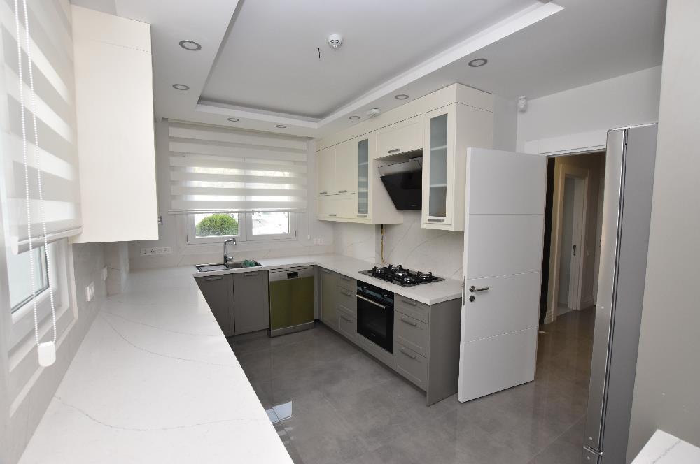 Zekeriyaköy de özel mimari dekorasyonlu satılık 5+1 eşyalı villa
