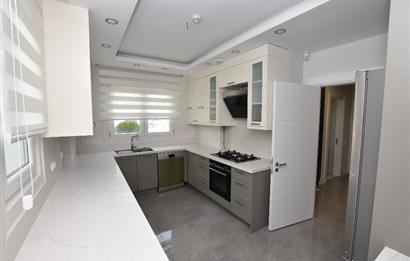 Zekeriyaköy de özel mimari dekorasyonlu satılık 5+1 eşyalı villa