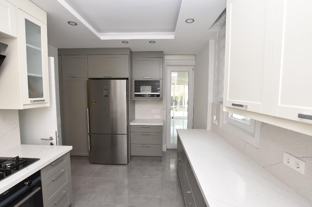 Zekeriyaköy de özel mimari dekorasyonlu satılık 5+1 eşyalı villa