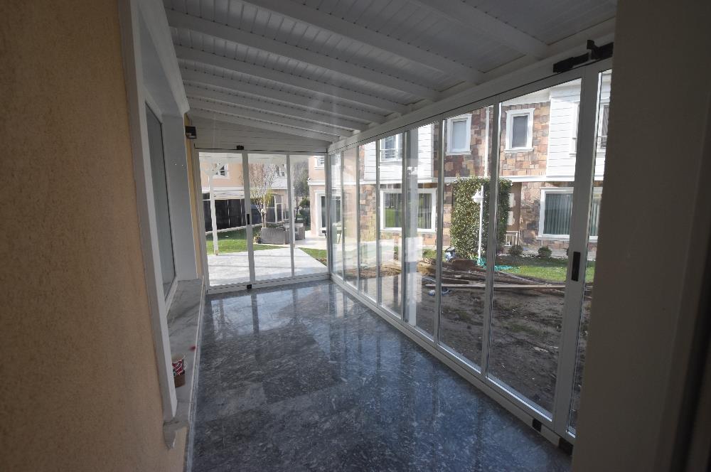 Zekeriyaköy de özel mimari dekorasyonlu satılık 5+1 eşyalı villa