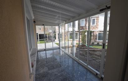 Zekeriyaköy de özel mimari dekorasyonlu satılık 5+1 eşyalı villa