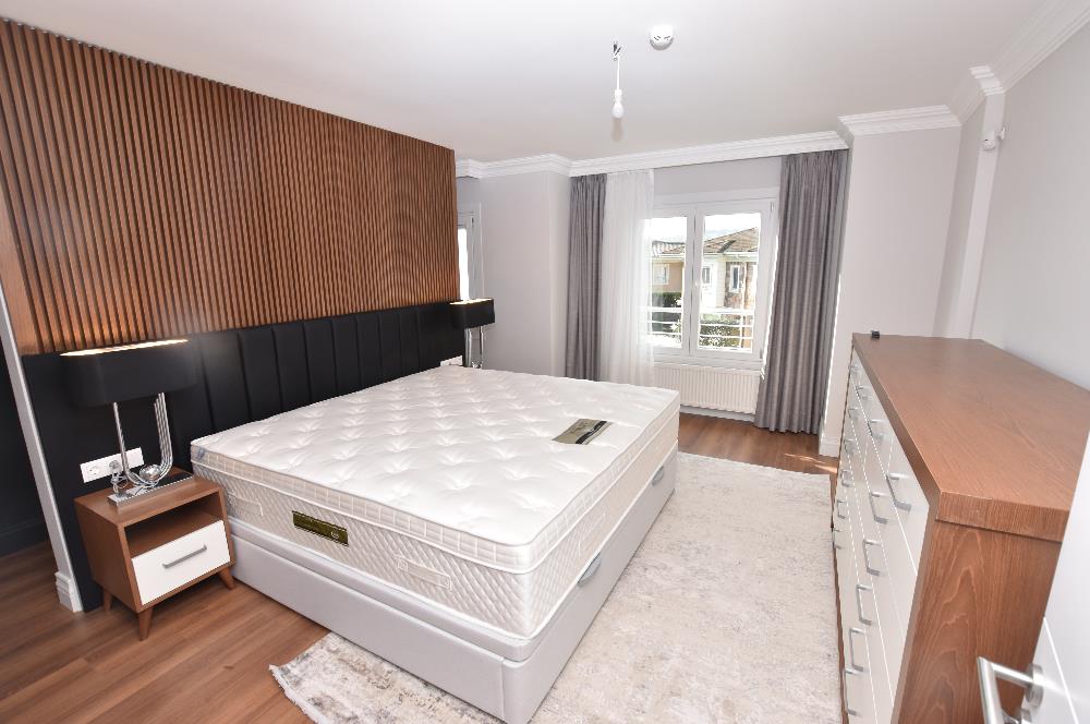 Zekeriyaköy de özel mimari dekorasyonlu satılık 5+1 eşyalı villa