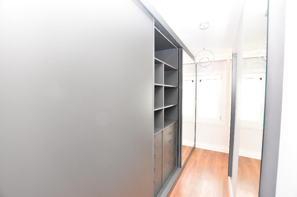 Zekeriyaköy de özel mimari dekorasyonlu satılık 5+1 eşyalı villa