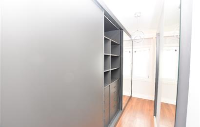 Zekeriyaköy de özel mimari dekorasyonlu satılık 5+1 eşyalı villa