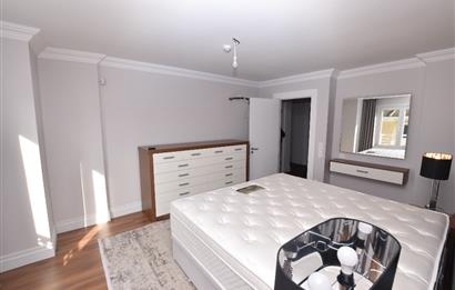 Zekeriyaköy de özel mimari dekorasyonlu satılık 5+1 eşyalı villa