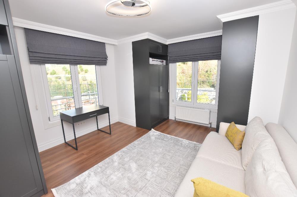 Zekeriyaköy de özel mimari dekorasyonlu satılık 5+1 eşyalı villa