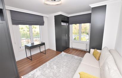 Zekeriyaköy de özel mimari dekorasyonlu satılık 5+1 eşyalı villa