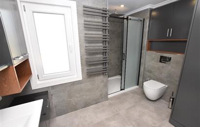 Zekeriyaköy de özel mimari dekorasyonlu satılık 5+1 eşyalı villa