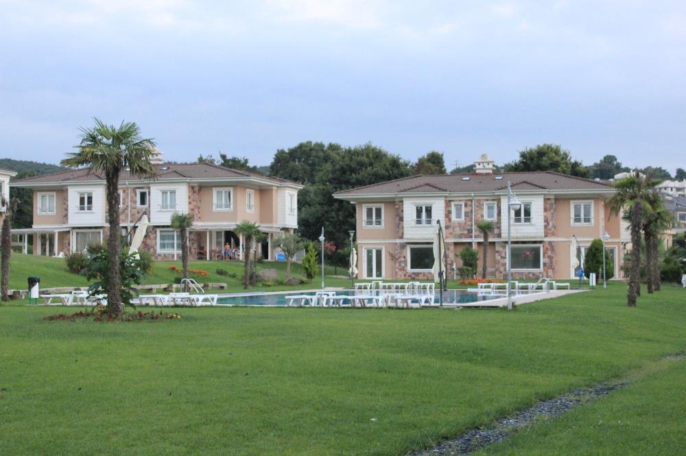 Zekeriyaköy de özel mimari dekorasyonlu satılık 5+1 eşyalı villa