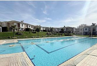Zekeriyaköy de özel mimari dekorasyonlu satılık 5+1 eşyalı villa