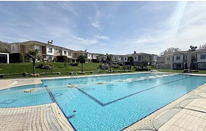 Zekeriyaköy de özel mimari dekorasyonlu satılık 5+1 eşyalı villa