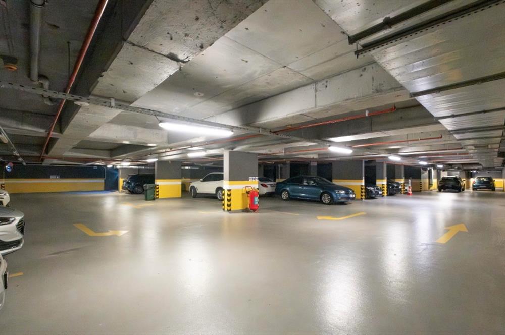 BAĞDAT CADDESİ'NE 2.BİNA,ERENKÖY DİVAN'IN SOKAĞI,DENİZ MANZARALI,BALKONLU,HAVUZLU,4+1