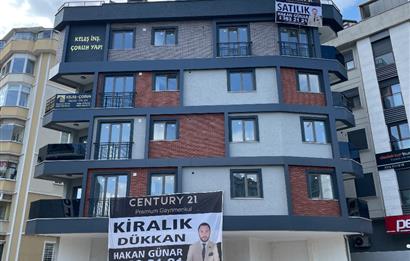 ATATÜRK CADDESİ’NDE 200 m2 ÖN KULLANIMLI DEPOLU KÖŞE DÜKKAN