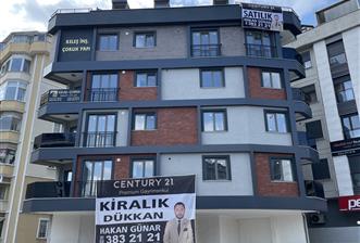 ATATÜRK CADDESİ’NDE 200 m2 ÖN KULLANIMLI DEPOLU KÖŞE DÜKKAN