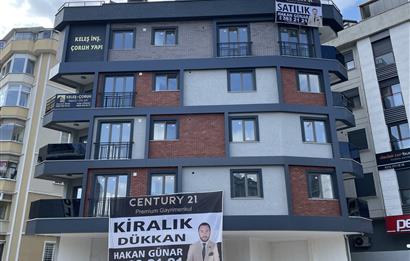ATATÜRK CADDESİ’NDE 200 m2 ÖN KULLANIMLI DEPOLU KÖŞE DÜKKAN