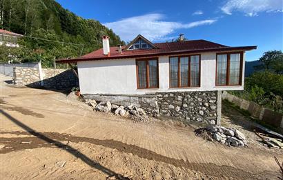 KARTEPE PAZARÇAYIRI'NDA 700M2 BAHÇE İÇİNDE DOĞA MANZARALI EV